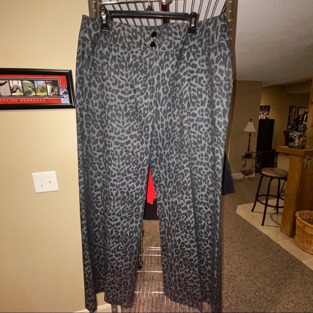 Light brand women’s gray animal print pants 14